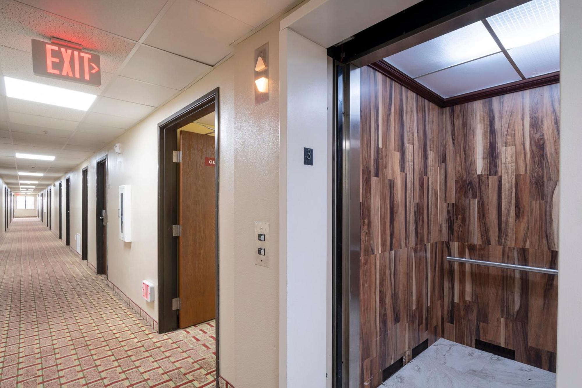 Oyo Townhouse Houston Airport North Hotel Exterior photo