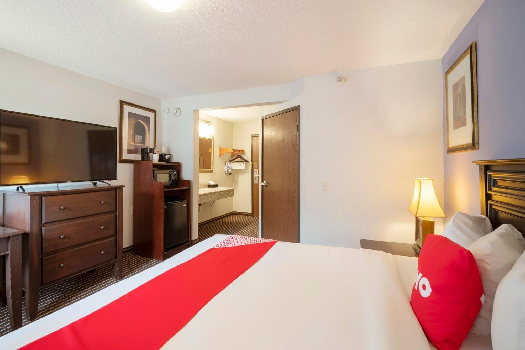Oyo Townhouse Houston Airport North Hotel Exterior photo